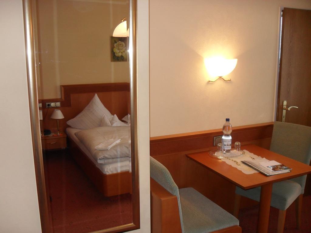 Hotel Reichsschenke Zum Ritter Goetz "Garni" Krov Room photo