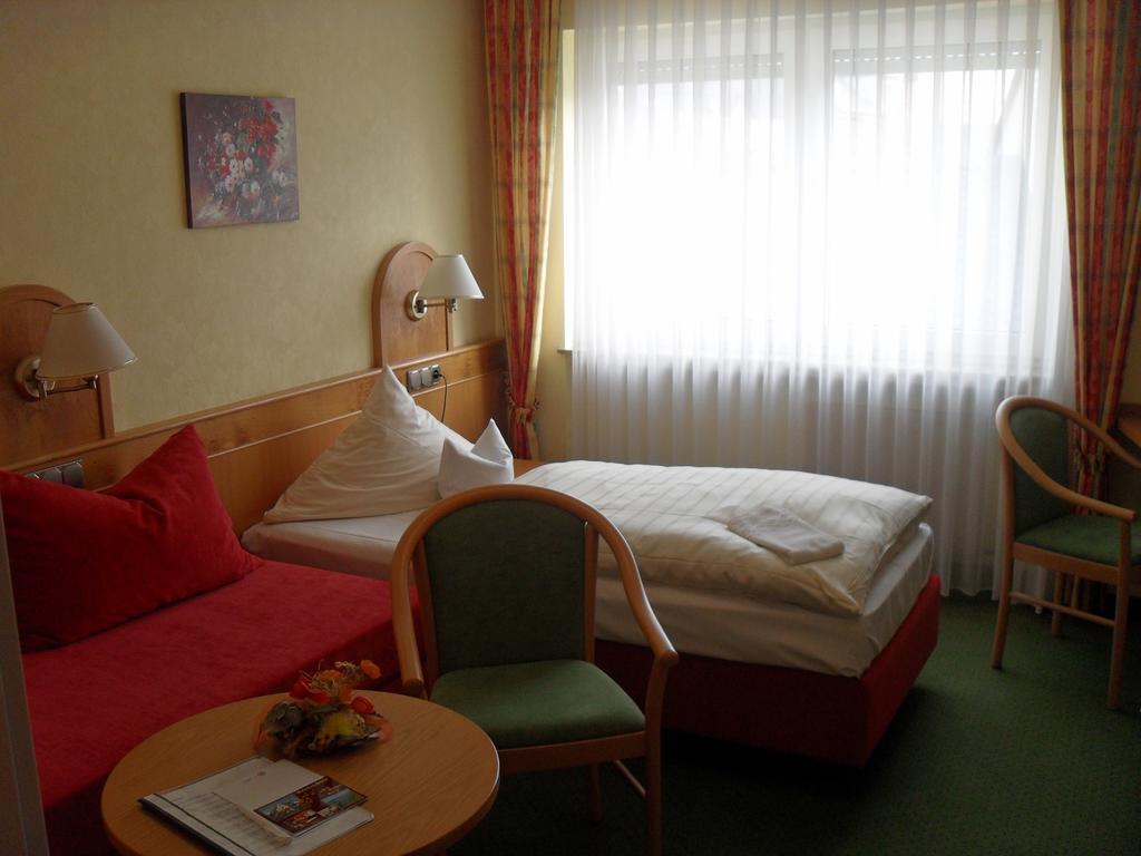 Hotel Reichsschenke Zum Ritter Goetz "Garni" Krov Room photo